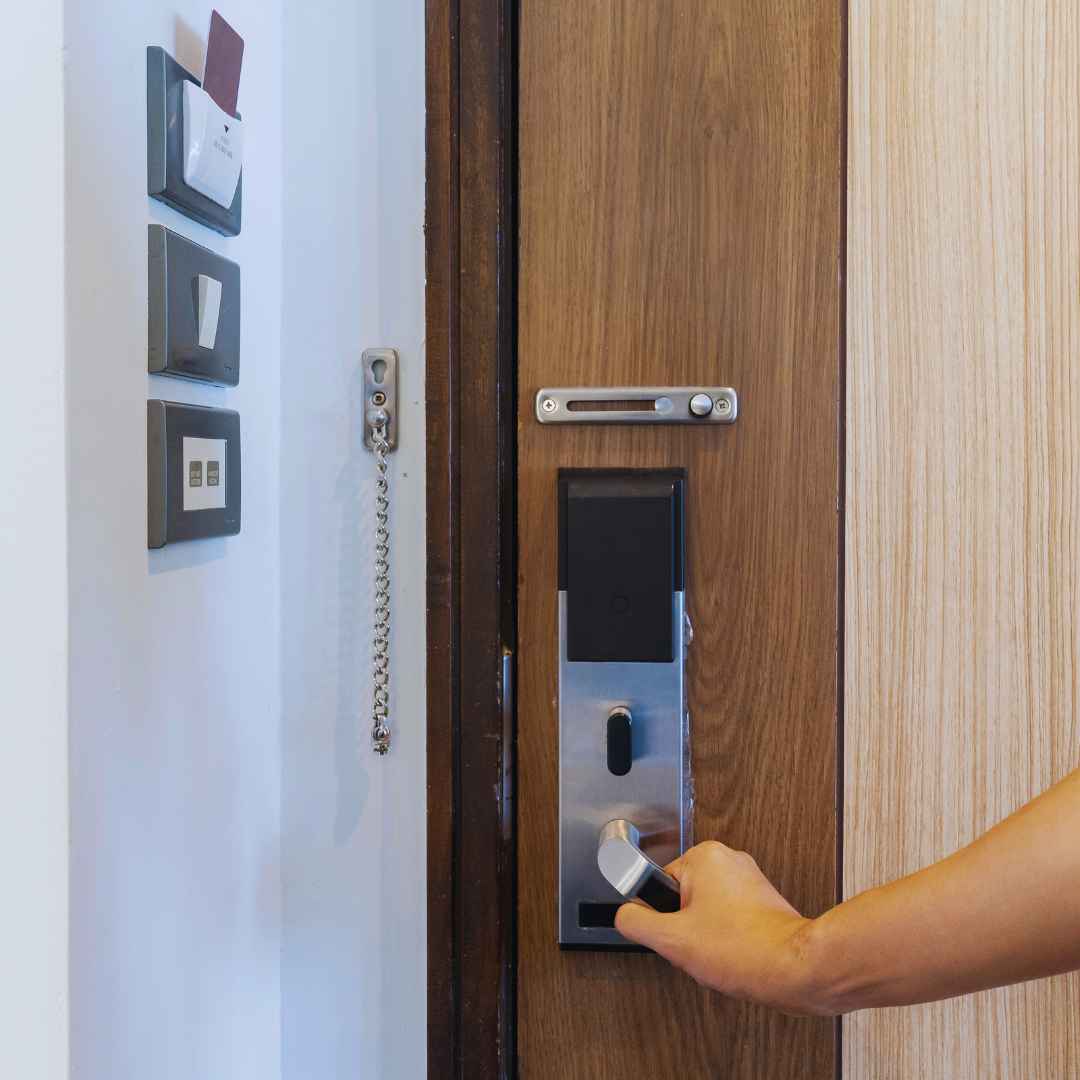 האם כדאי לשלב מנעול חכם עם מערכות בית חכם בגיל השלישי?