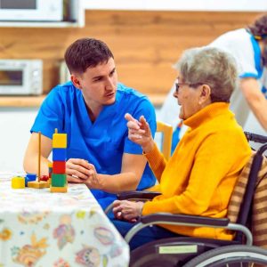 קליטת עובד זר בסיעוד ביתי – מדריך למשפחות