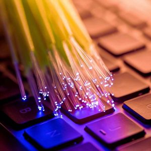 סיבים אופטיים ואינטרנט ביתי – פתרון יציב ונוח לגיל השלישי