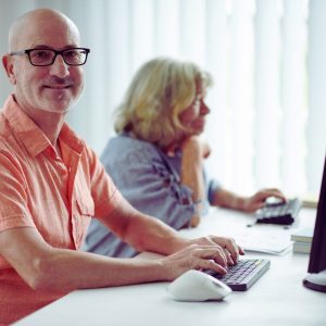 חזרה לשוק העבודה בגיל השלישי – קורסים, כלים והכוונה נכונה