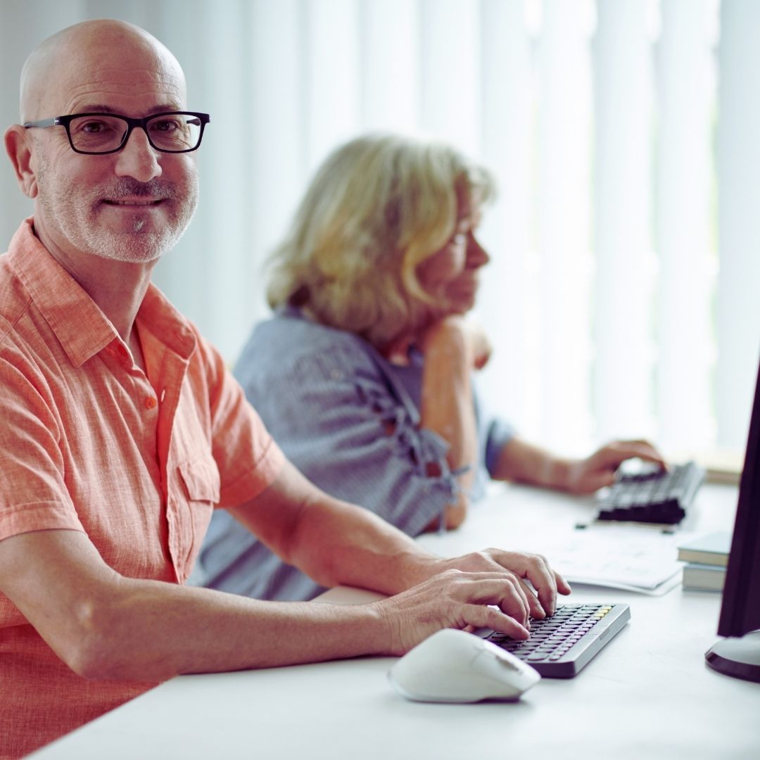 חזרה לשוק העבודה בגיל השלישי – קורסים, כלים והכוונה נכונה